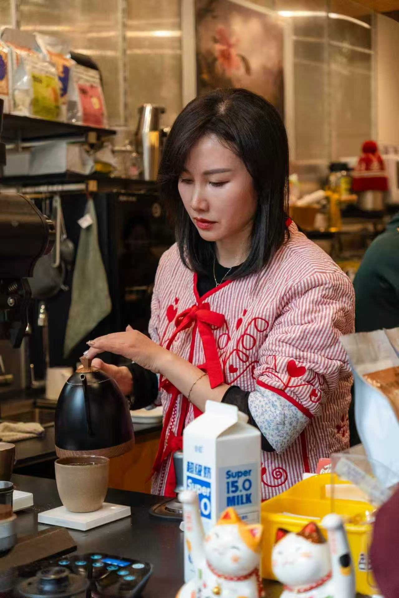 Barista preparing a standardized drink at Meimei Coffee
